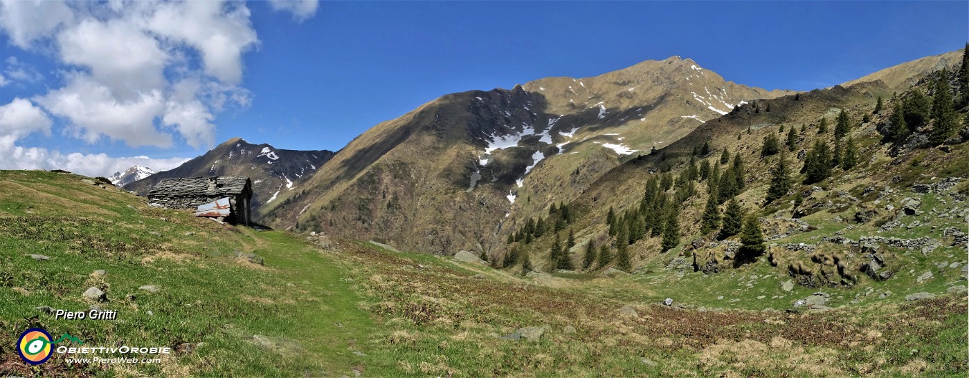 24 Sul sent. 124 passaggio alla Baita Arletto (1860 m).jpg
